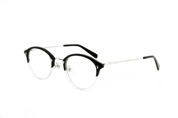 店裡集合了四大手作眼鏡品牌，圖為日本賽璐珞結合太陽白金大師「井戶多美男」鏡款，14,500元。圖／2020 EYEhaus提供