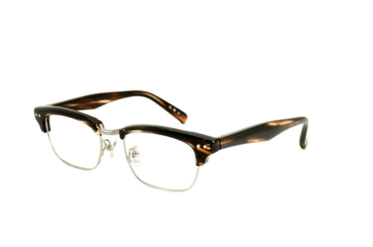 店裡集合了四大手作眼鏡品牌，圖為日本賽璐珞結合太陽白金大師「恆眸作」鏡款，13,500元。圖／2020 EYEhaus提供