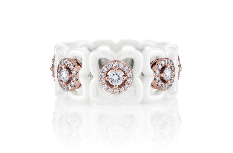 De Beers Enchanted Lotus Daylight戒環，白色陶瓷鑲有105顆圓形鑽石，14萬2,000元。圖╱De Beers提供