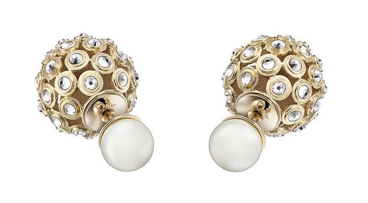Dior金色珍珠耳環，22,000元。圖／bella儂儂