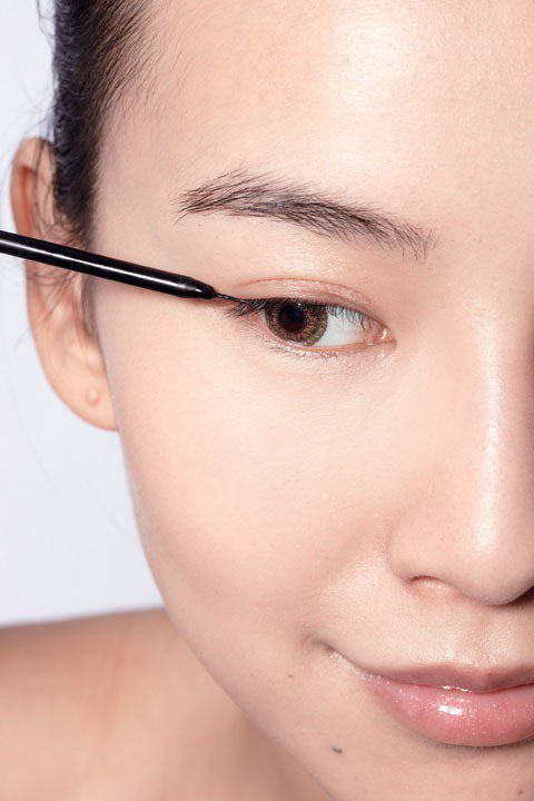 1.以尖端刷毛如同畫眼線般，直接從眼頭至眼尾均勻塗抹於睫毛根部。圖／she.com Taiwan提供