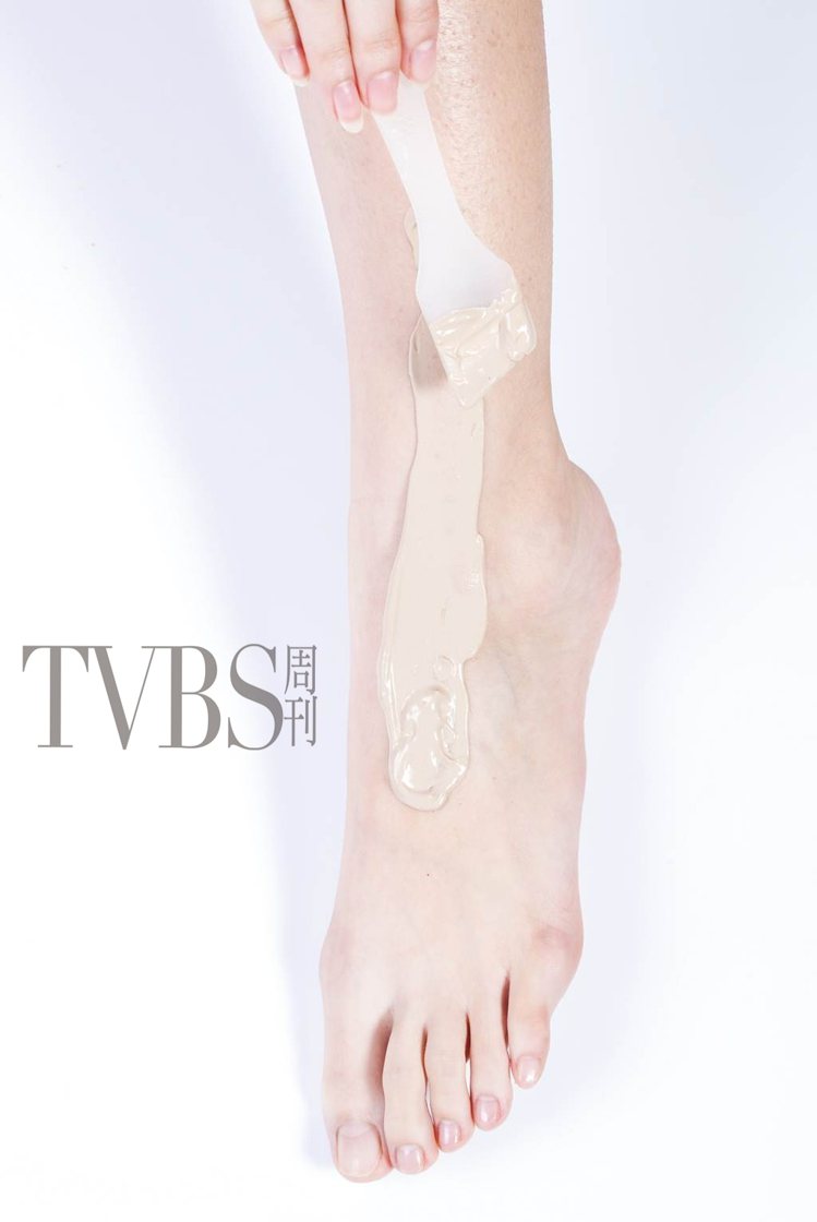 STEP6 再於腳背肌膚至小腿塗上足膜。圖／TVBS周刊提供