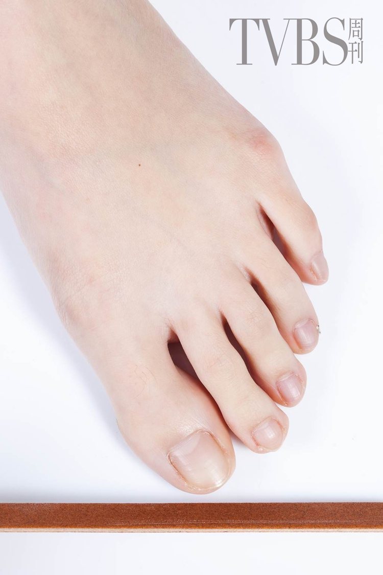 STEP2 利用磨棒修磨趾甲形狀，可以避免指甲剪施力不當讓甲面斷裂。圖／TVBS周刊提供