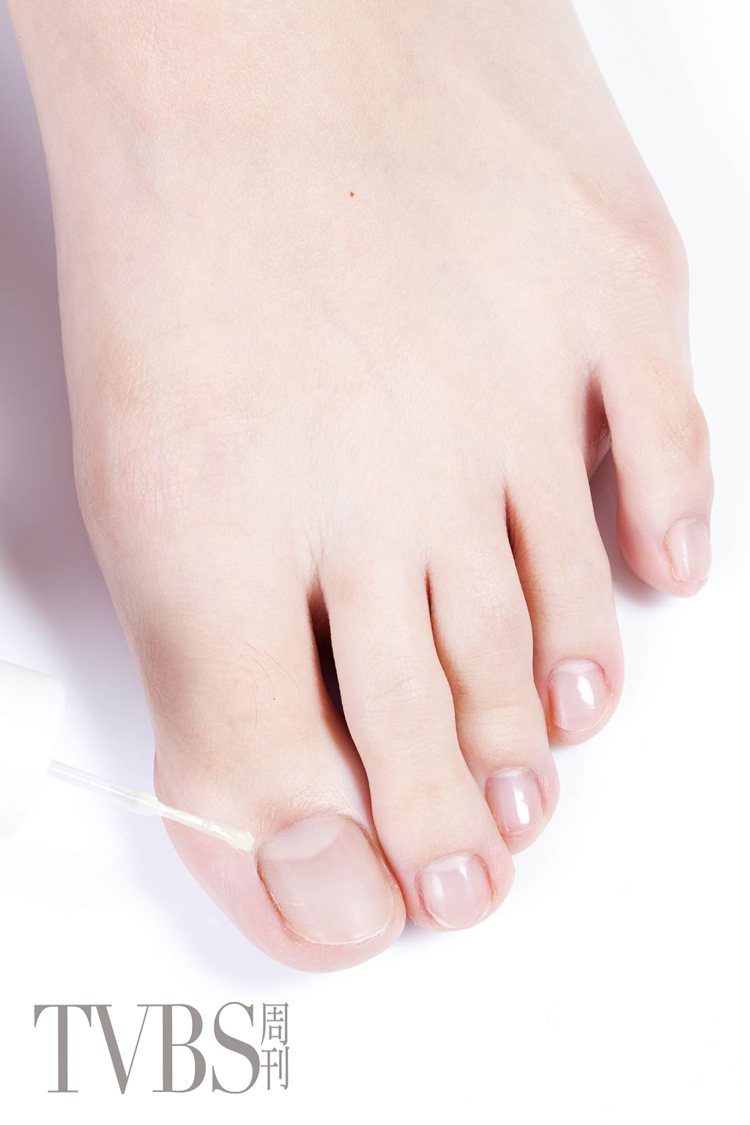 STEP8 最後，將趾緣滋養液塗抹在趾甲邊緣，並用指腹輕輕畫圓按摩，滋潤乾燥與修護過的趾甲。圖／TVBS周刊提供拋光。