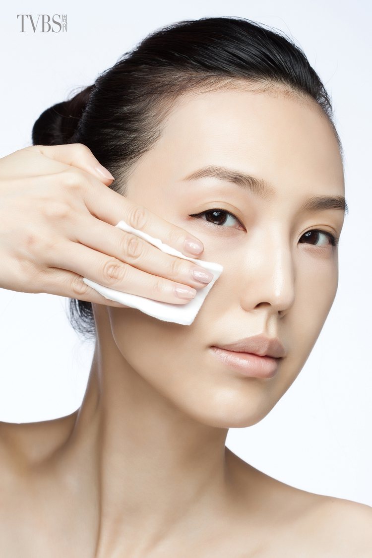 1.以化妝棉沾取大量的化妝水，輕拍全臉肌膚。圖／TVBS周刊