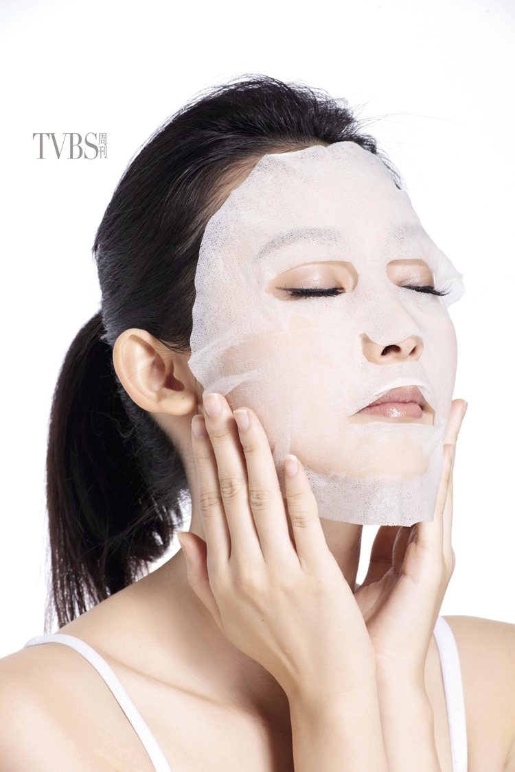 STEP1：潔膚後，先幫肌膚敷上成分單純的保濕面膜，或是濕敷舒緩鎮定的化妝水，停留約５至10分鐘即可。圖／TVBS周刊