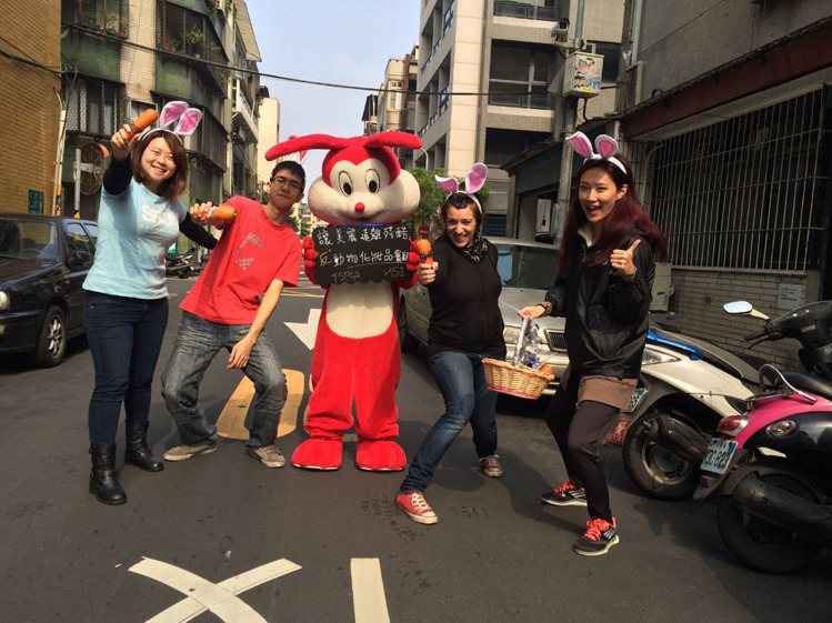 讓美麗遠離殘酷運動－－街頭團隊發送免費紅蘿蔔。圖／台灣防止虐待動物協會提供
