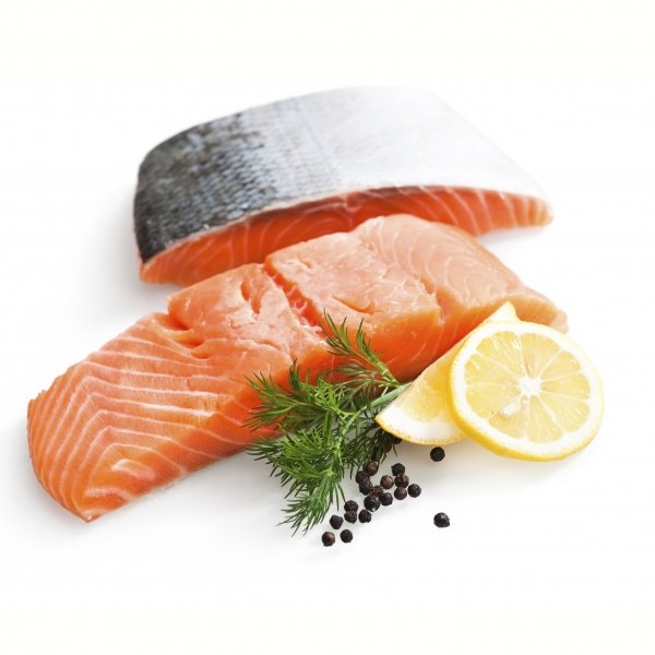 鮭魚含有高蛋白質，脂肪含量低，有助增強肌肉。同時也有Omega-3，能加強脂肪燃燒。每星期建議進食兩份4盎司鮭魚。圖／she.com Taiwan