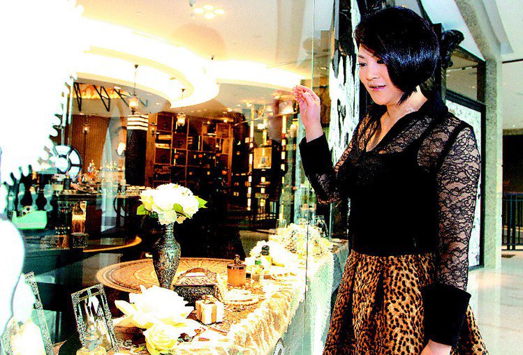 不論在國內或國外，吳依霖都很愛逛香氛用品店。記者陳俊吉／攝影