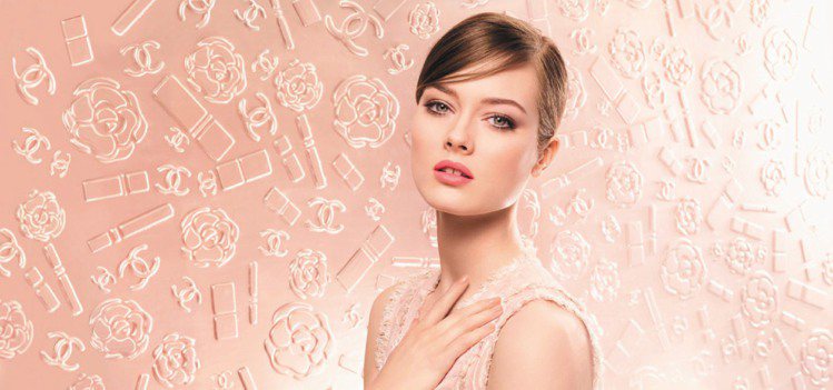 香奈兒2013春妝以亮粉紅色搭配上揚的杏眼創造輕鬆的優雅。圖／香奈兒提供