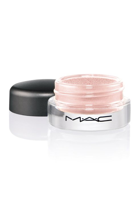 微光純色妝容推薦單品--粉持色眼彩霜-0。圖／M.A.C提供