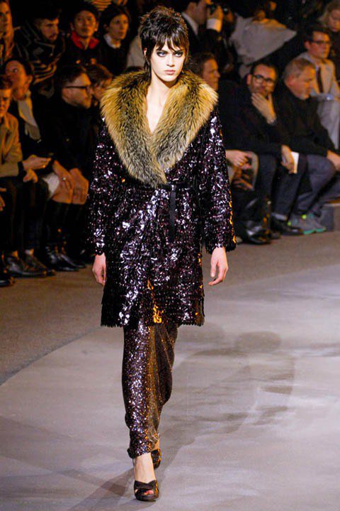 Marc Jacobs 2013秋冬系列的九○年代復古風格命名為「九○年代 Cool Girls」。深黑色的高層次短髮，讓每個模特兒充滿中性搖滾風格。圖／達志影像