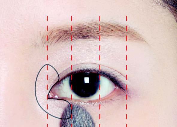 2.沾取A塗在眼頭部位。只要順著眼窩前側→眼頭→眼下前側順序輕掃過即可。將下眼影分成3等分來看的話，只要描繪第1個部分。圖／三采文化