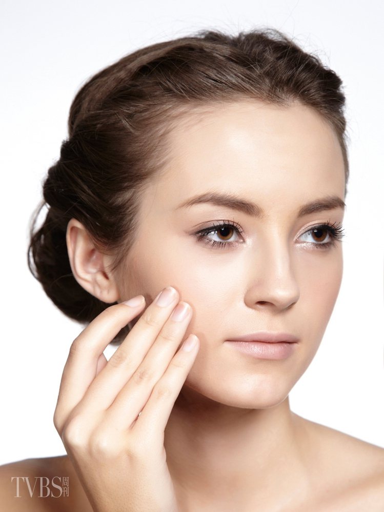 1 塗抹防曬基礎保養步驟後，先在全臉塗上防曬隔離霜。圖／TVBS周刊提供