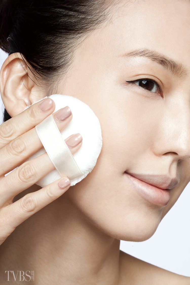 7.將粉撲沾取少量的粉餅，輕壓臉部定妝。圖／TVBS周刊提供