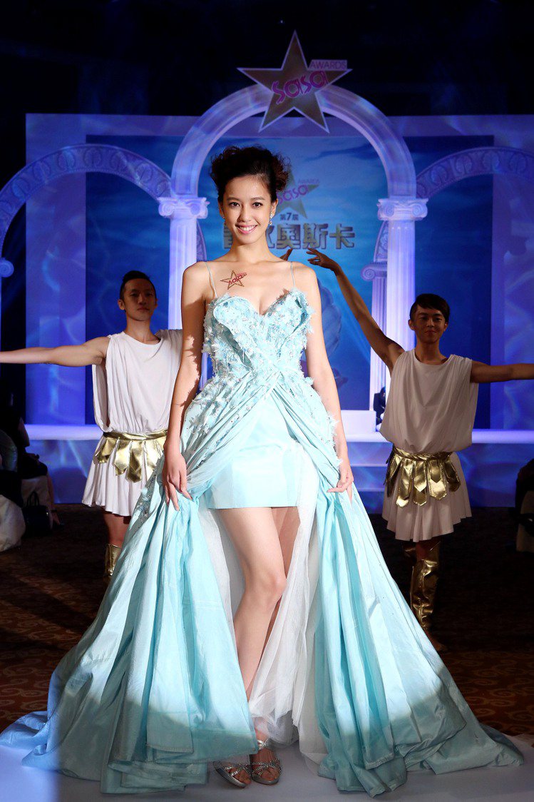 第7屆莎莎香水奧斯卡香水大使陳庭妮婚紗出場。圖／莎莎提供