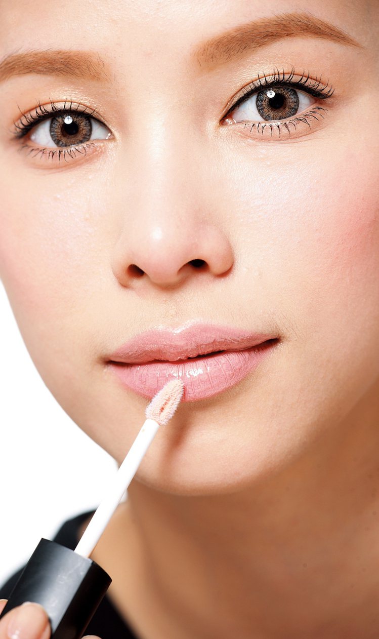 Step4：用淡粉色唇蜜輕點唇中央，增加水潤感與立體度。圖／大美人