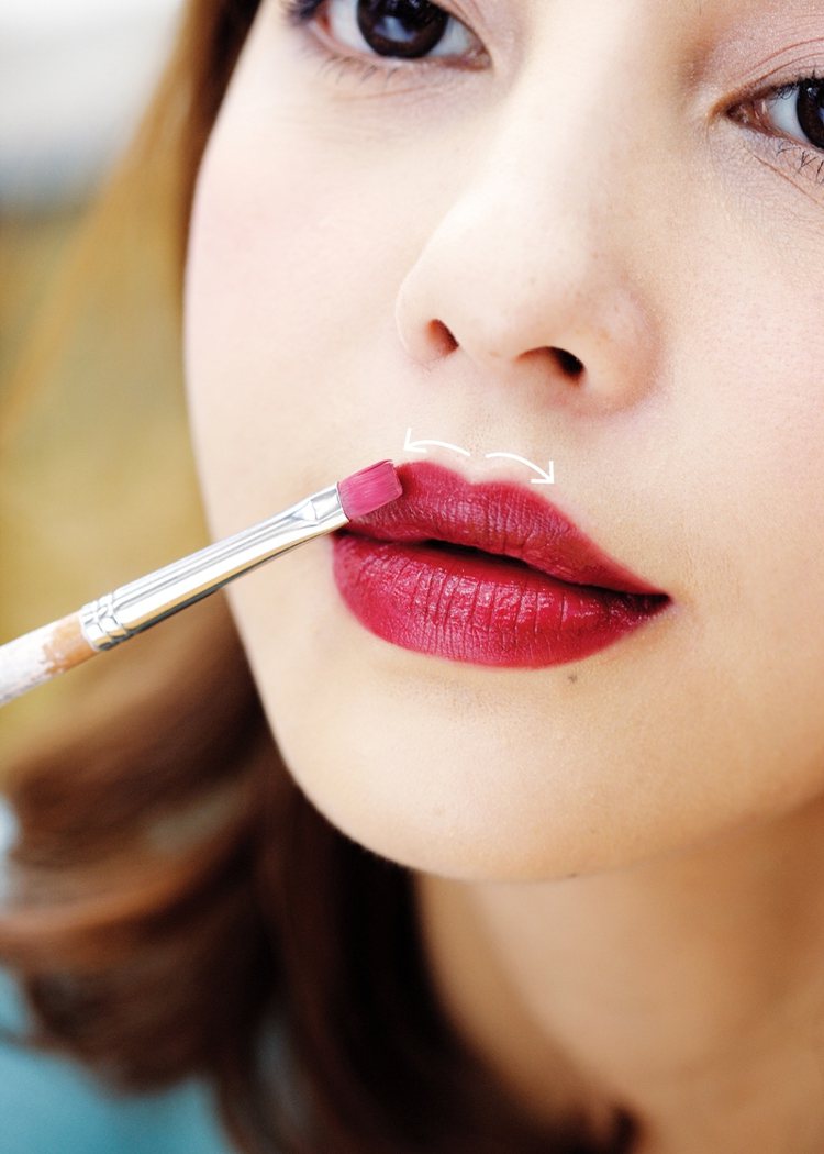 STEP1：讓唇峰立體美化唇形。挑選莓果色唇膏，利用筆刷先將唇峰的位置，塗抹出來，顯唇型立體。圖／美人誌提供