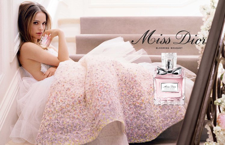 娜塔莉波曼以裸露上半身披上禮服的形象為Miss Dior 傳遞更性感浪漫的氣氛。圖／迪奧提供
