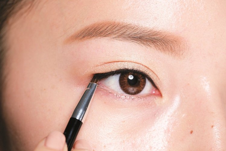 STEP2：用黑色眼線膠描繪內眼線，範圍只到最後一根睫毛。圖／大美人提供