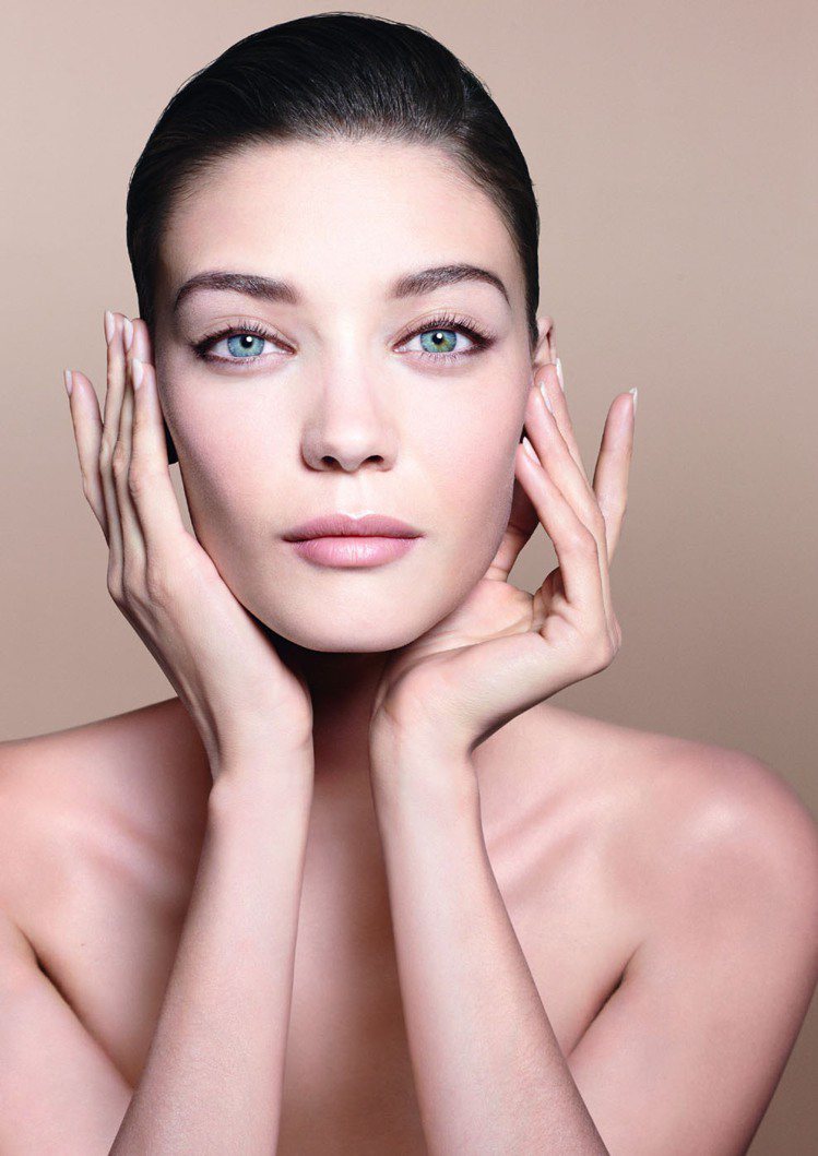 GIORGIO ARMANI推出高效防護妝前乳粉紫版。圖／GIORGIO ARM...