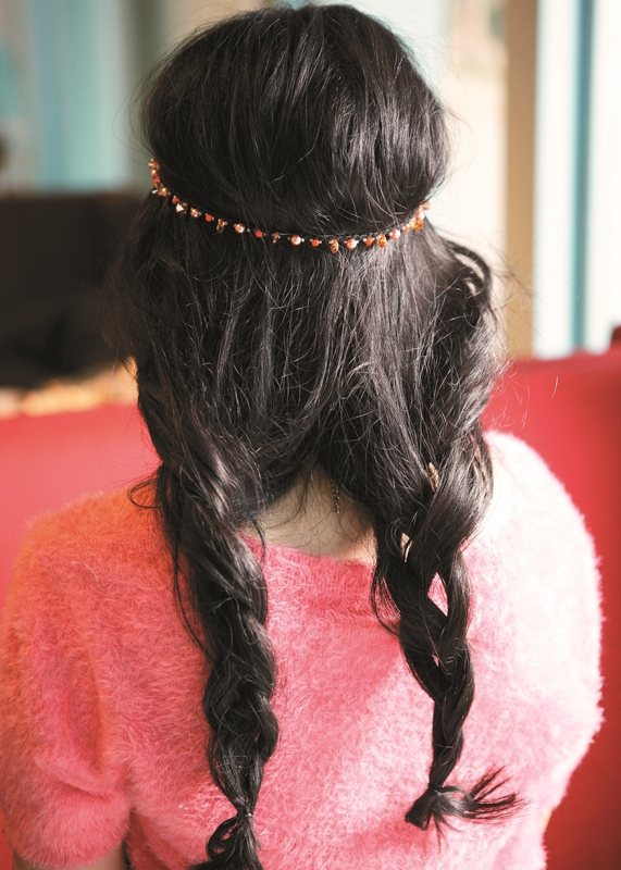 STEP2：頭髮分兩束，鬆鬆的綁三股編，千萬不能綁很緊。圖／美人誌提供