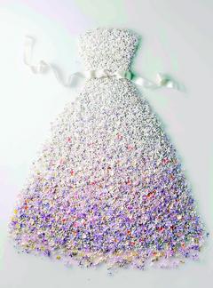 由迪奧創意總監Raf SIMONS設計，向迪奧先生致敬的禮服，結合真實花朵。圖／Dior提供