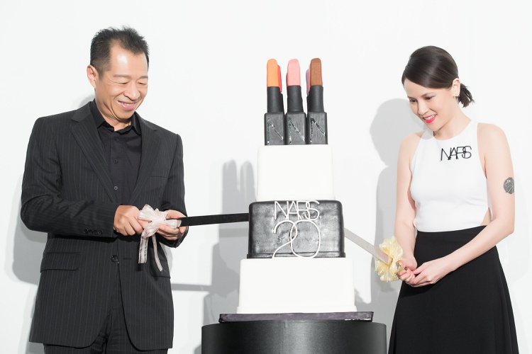 台灣資生堂集團董事長李國祥與楊乃文一同切蛋糕慶賀NARS 20週年。圖/NARS提供