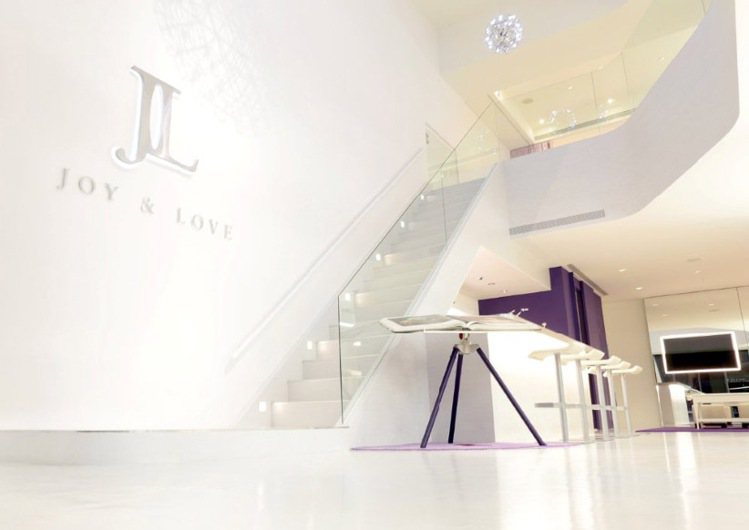 忠泰集團築內設計團隊打造的的 Joy&Love Makeup Studio，由知名國際彩妝造型大師鈴鹿玉鈴帶領專業師資團隊，在兩層樓挑高設計的純白藝術空間中打造出一個優雅又私密的造型天地。圖／JL國際彩妝造型空間提供
