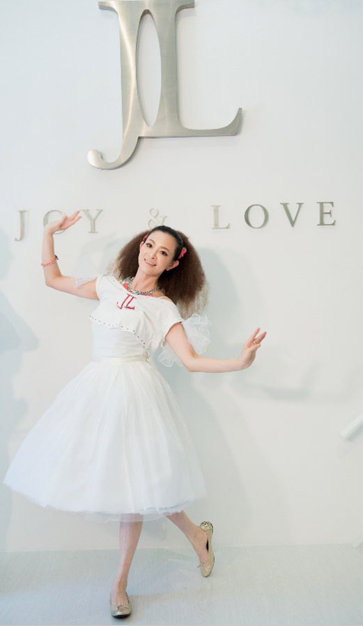 劉真為Joy&Love Makeup Studio站台，芭蕾娃娃造型展現可愛一面。 圖／JL國際彩妝造型空間提供