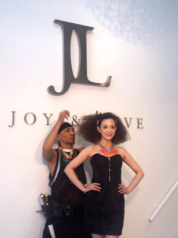 Joy&Love Makeup Studio開幕，由劉真示範造型。記者楊詩涵／攝影