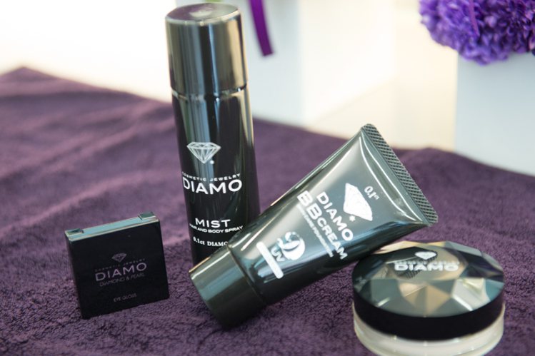 DIAMO 彩妝，融入鑽石微粒的BB霜、蜜粉、唇蜜、香氛、髮品等商品，為台灣消費者帶來奢華耀眼的全新體驗。圖／JL國際彩妝造型空間提供