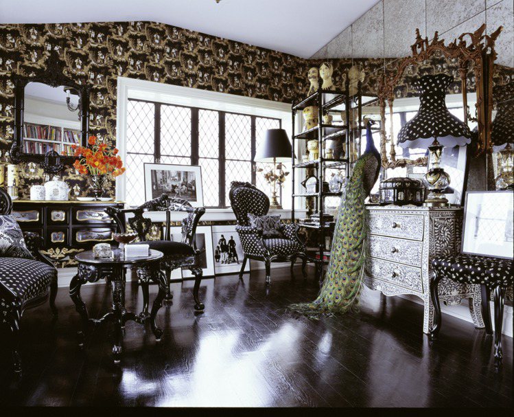 Anna Sui全新彩妝形象概念櫃的靈感源自於紐約自宅的黑白色調。圖／Anna Sui提供