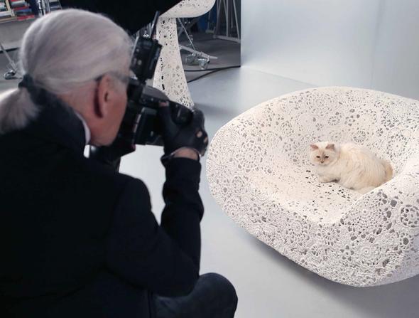 拉格斐的愛貓 Choupette Lagerfeld 與植村秀（Shu Uemura）的耶誕聯名系列彩妝讓不少粉絲相當期待。圖／擷自style.com