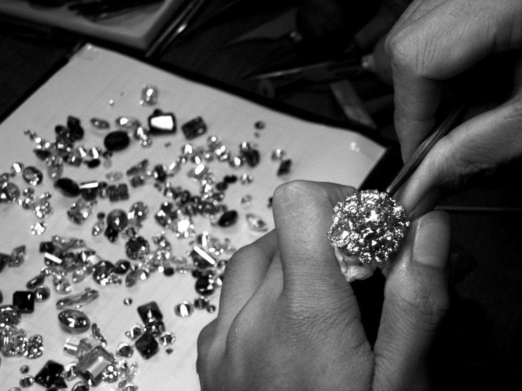ARTE運用各種不同切割方式的晶鑽，打造如繁花盛開的珠寶。圖／迪生提供