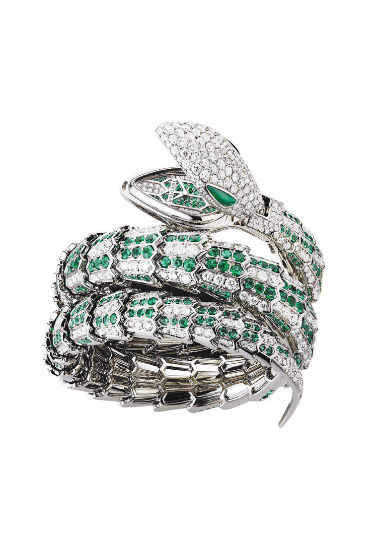 頂級珠寶腕表Serpenti 系列，40mm，白金表殼、表盤、石英機芯，白K金表帶鑲飾鑽石與祖母綠，約1,507萬2,000元。圖／BVLGARI提供