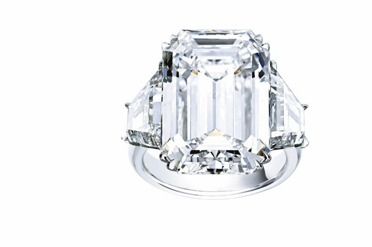 頂級鑽石戒指，鉑金鑲嵌D色、淨度IF、Type IIA，重15.05克拉祖母綠切割鑽石搭配4克拉襯鑽，約2億600萬元。圖／BVLGARI提供