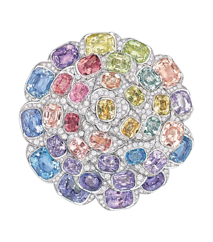 Camélia Exotique胸針，鑲嵌鑽石及35顆彩色剛玉。圖／珠寶之星提供