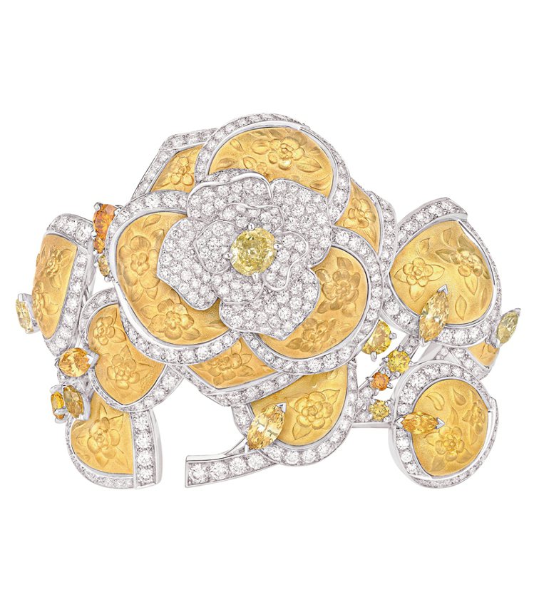 Camélia Solaire手環，運用古老的「鑿雕技法」，鑲嵌黃金、白鑽及黃鑽...