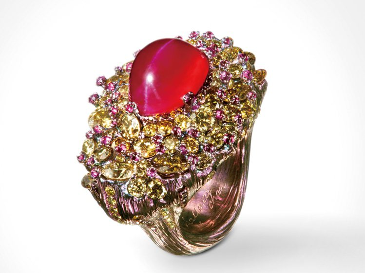 WALLACE CHAN仙塵戒指，鑲嵌貓眼紅寶石13.87克拉、紅寶石與彩鑽。
圖／珠寶之星提供