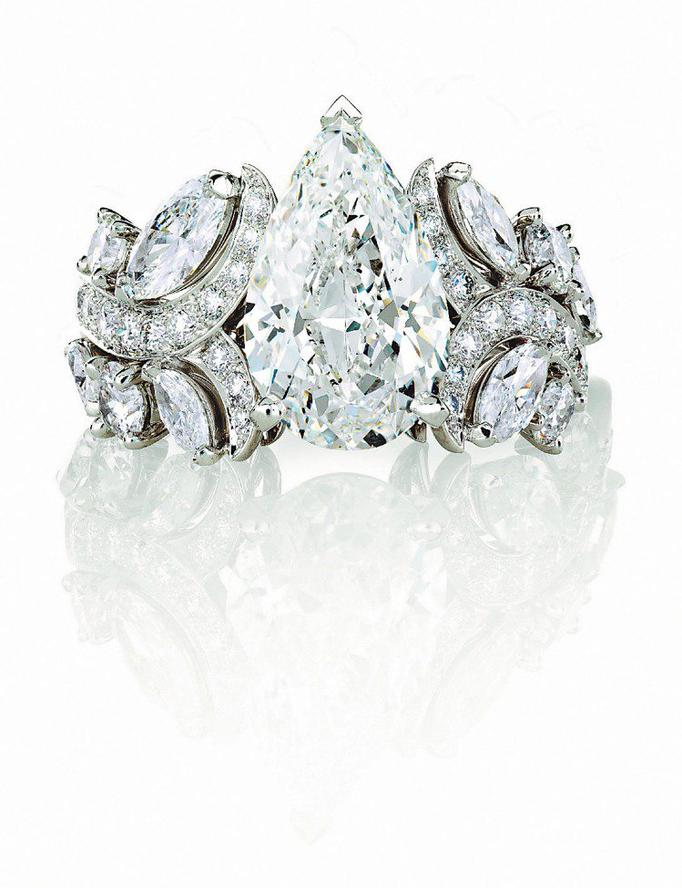 Adonis Rose頂級梨形主鑽戒指，共鑲嵌45顆鑽石，主鑽可按需求訂製。圖／De Beers提供