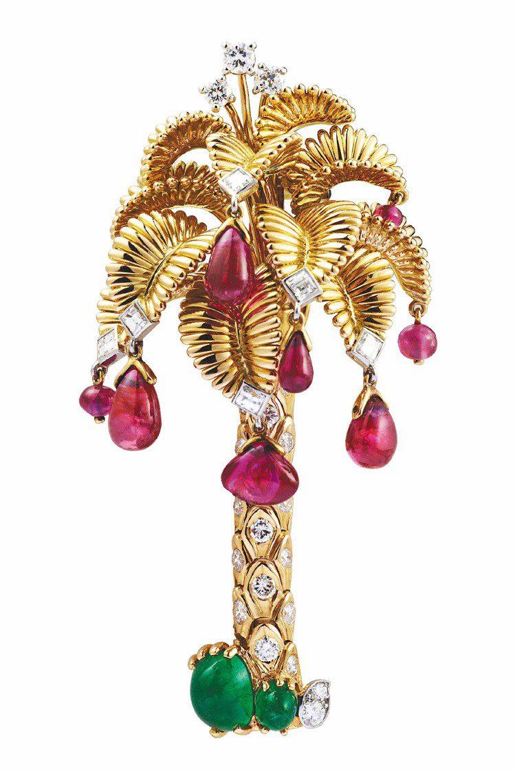 卡地亞骨董珍藏系列棕櫚樹胸針，1948年作品，鉑金、玫瑰金和黃金鑲嵌祖母綠、紅寶石和鑽石，約860萬元。圖／卡地亞提供