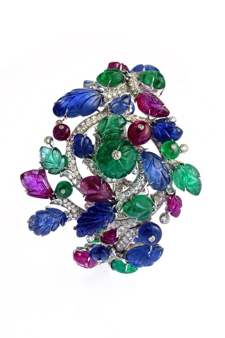 頂級珠寶系列Tutti Frutti手環，鉑金鑲嵌鑽石、祖母綠、紅和藍寶石，約4,020萬元。圖／卡地亞提供