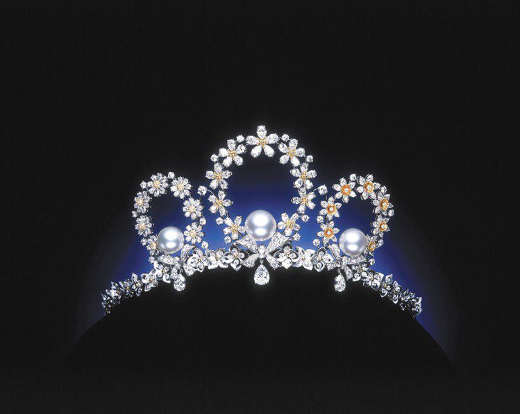 MIKIMOTO 此次專程引進展出的頂級工藝珠寶系列，Tales of Flowers珍珠鑽石皇冠，2007年為皇冠博覽會打造的作品。圖／MIKIMOTO提供