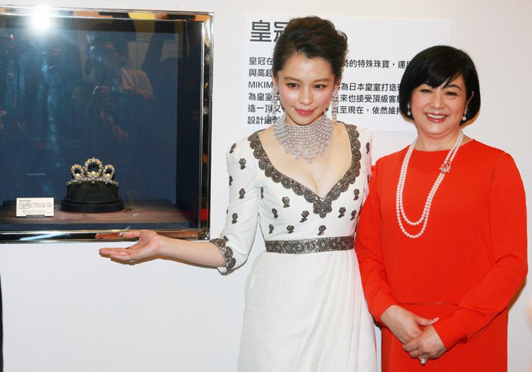 MIKIMOTO Dreams & Pearls 120周年頂級珠寶展昨天在台北新光三越A9盛大開幕，徐若瑄(左)以一襲優雅出眾的白色長禮服與媽媽一同蒞臨鑑賞。記者趙文彬／攝影