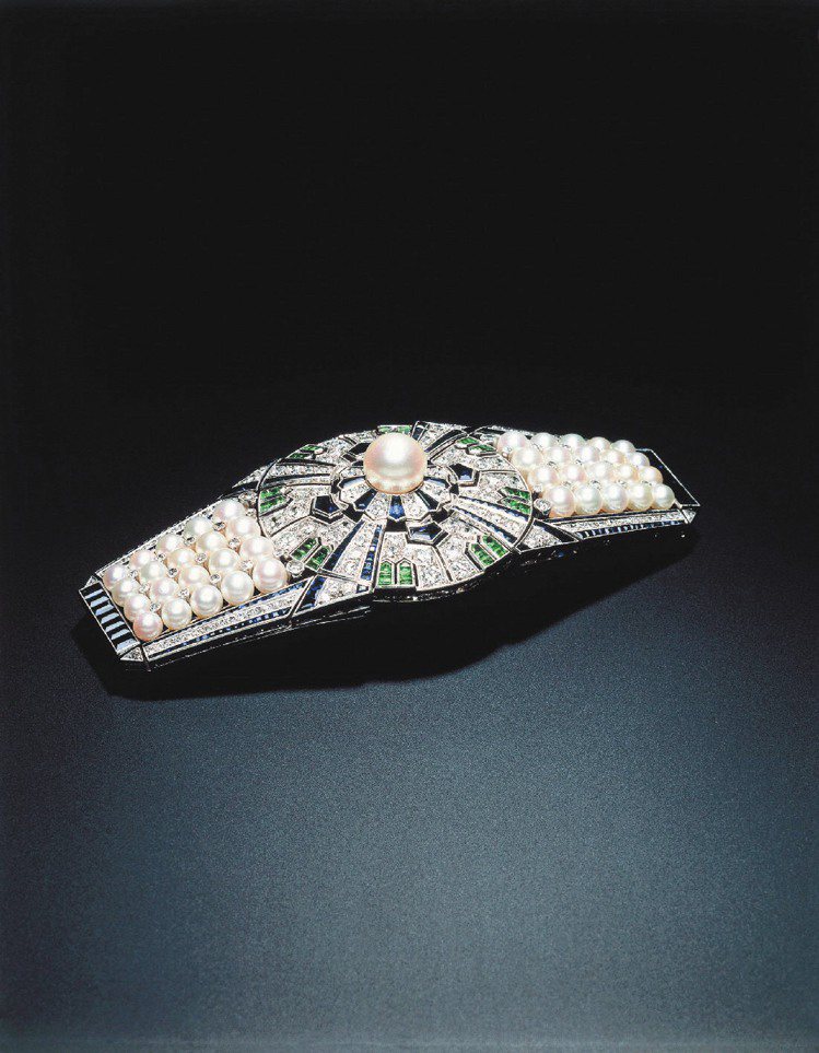MIKIMOTO頂級工藝珠寶系列，多功能、可拆成包括髮簪、胸針等12件配件的「矢車」，1937年曾於巴黎萬國博覽會展出。圖／MIKIMOTO提供