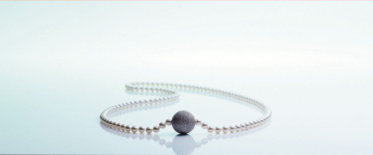 MIKIMOTO PEARL NECKLACE 120南洋珠鑽石項鍊，以120顆各為12mm的南洋珠串成，搭配直徑4.2公分的鑽石珠釦，紀念珍珠發明120周年，840萬元。圖／MIKIMOTO提供