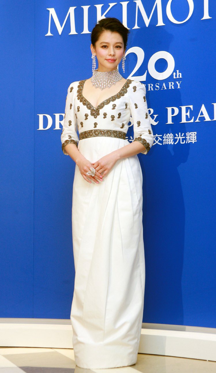 MIKIMOTO Dreams & Pearls 120周年頂級珠寶展昨天在台北新光三越Ａ９盛大開幕，徐若瑄以一襲優雅出眾的白色長禮服，搭配頂級珠寶，展現高貴氣質。記者趙文彬／攝影