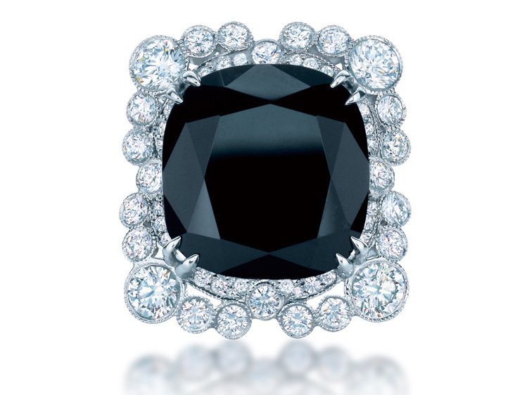 TIFFANY黑瑪瑙鑽石戒指，以滾珠鑲邊帶出復古質感。黑瑪瑙在二○年代不論是稱作美國的爵士年代，或是法國的裝飾藝術時期，都是常見的裝飾元素。圖／珠寶之星提供