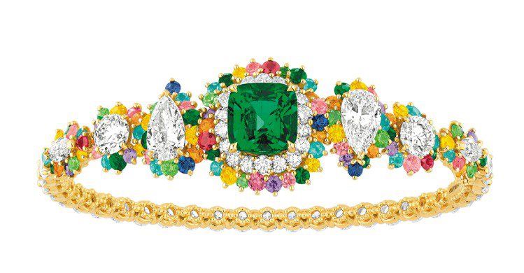 Cher Dior Fascinante系列祖母綠手環，18K黃金鑲嵌枕形祖母綠、梨形和圓形明亮式車工鑽石，搭配粉紅剛玉、帕拉依巴碧璽等彩寶，約1,450萬元。圖／Dior提供